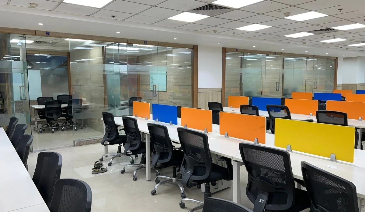 Open Workstation Floor Plate: Suspended Acoustic Ceiling & Laser-Level Flooring